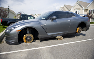 Illustration for article titled Even Nissan GT-R's Get Their Wheels Stolen